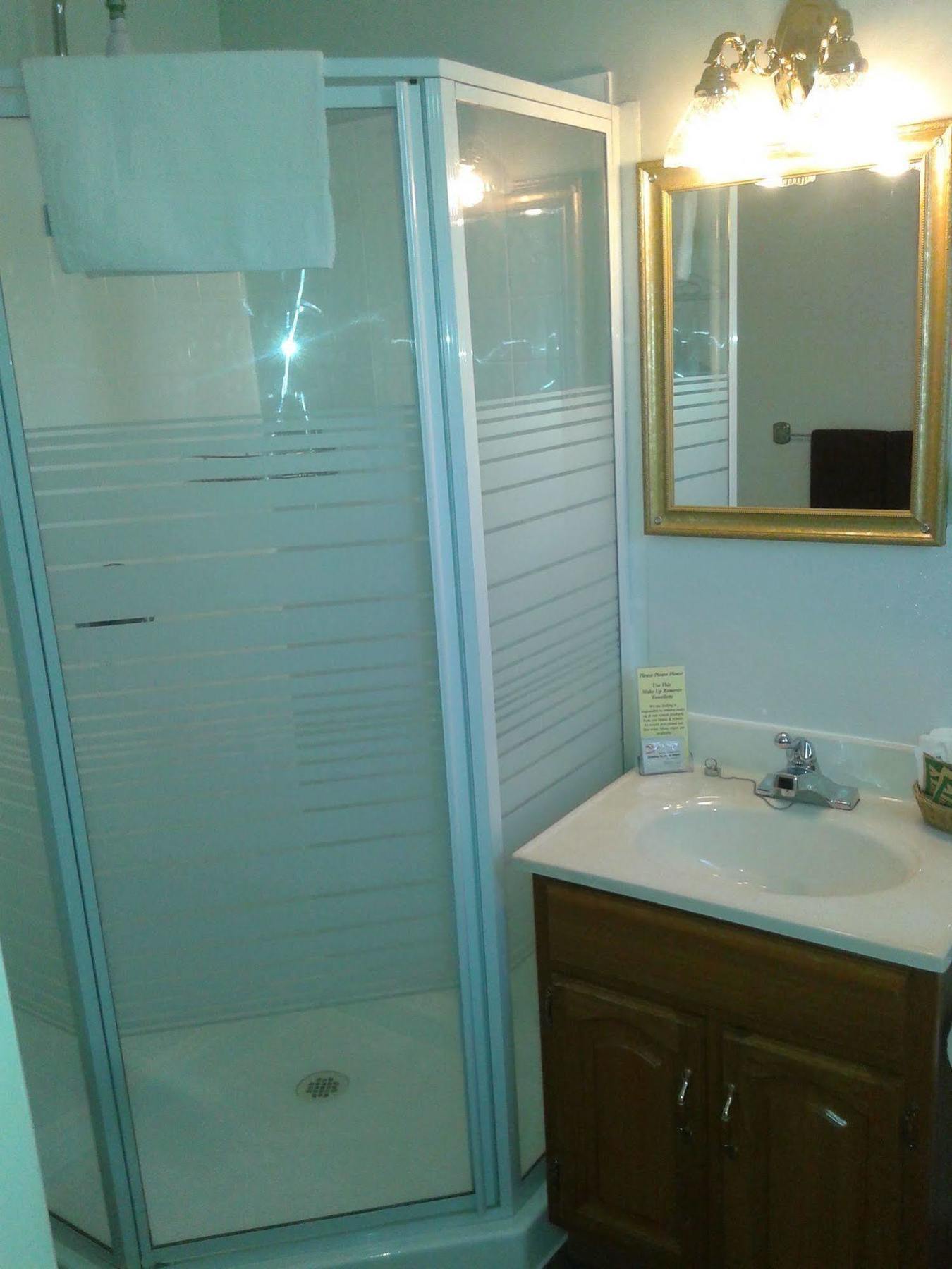 Capricorn Motel Royale 1000 Islands Lansdowne Buitenkant foto