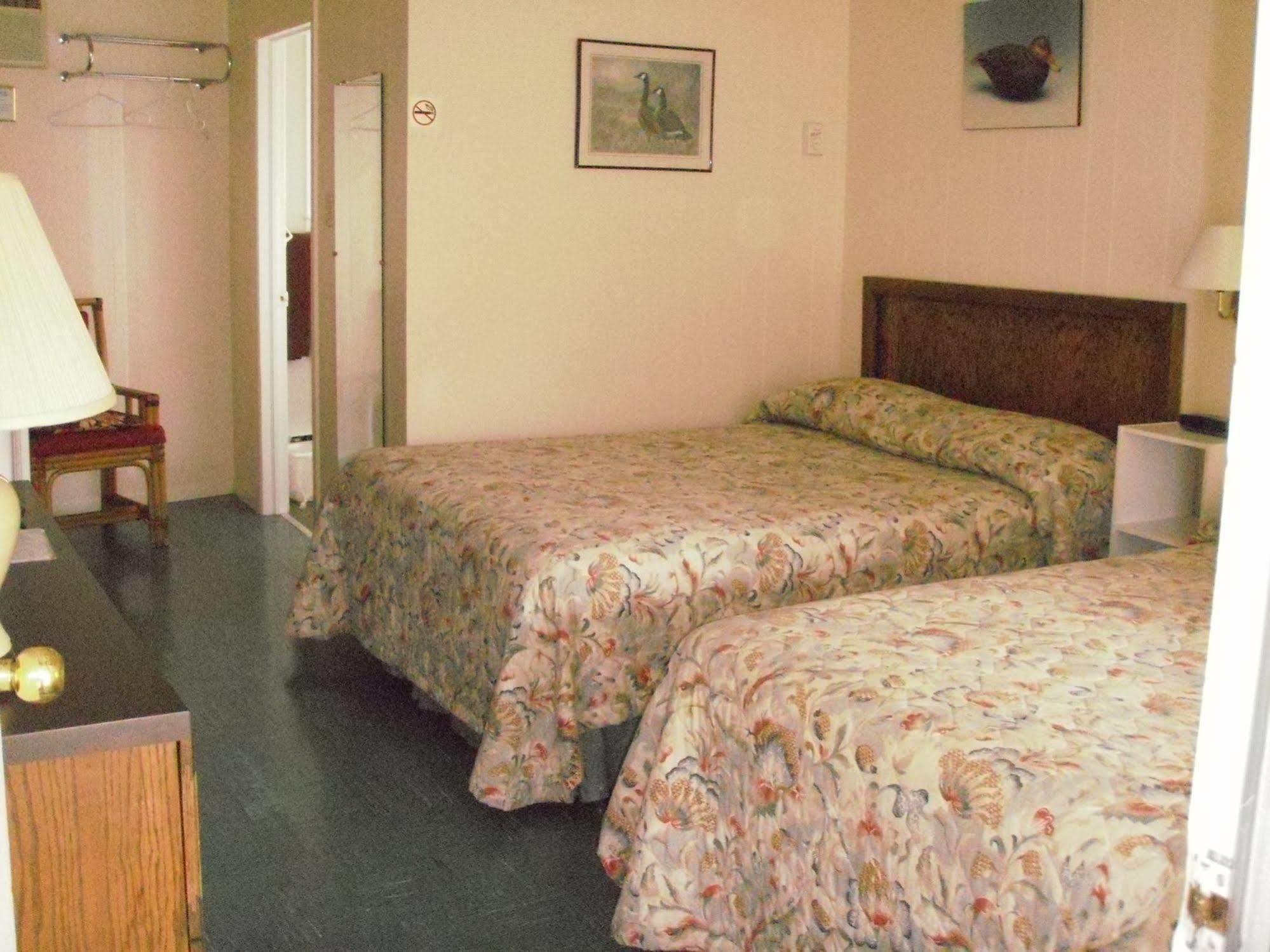 Capricorn Motel Royale 1000 Islands Lansdowne Buitenkant foto