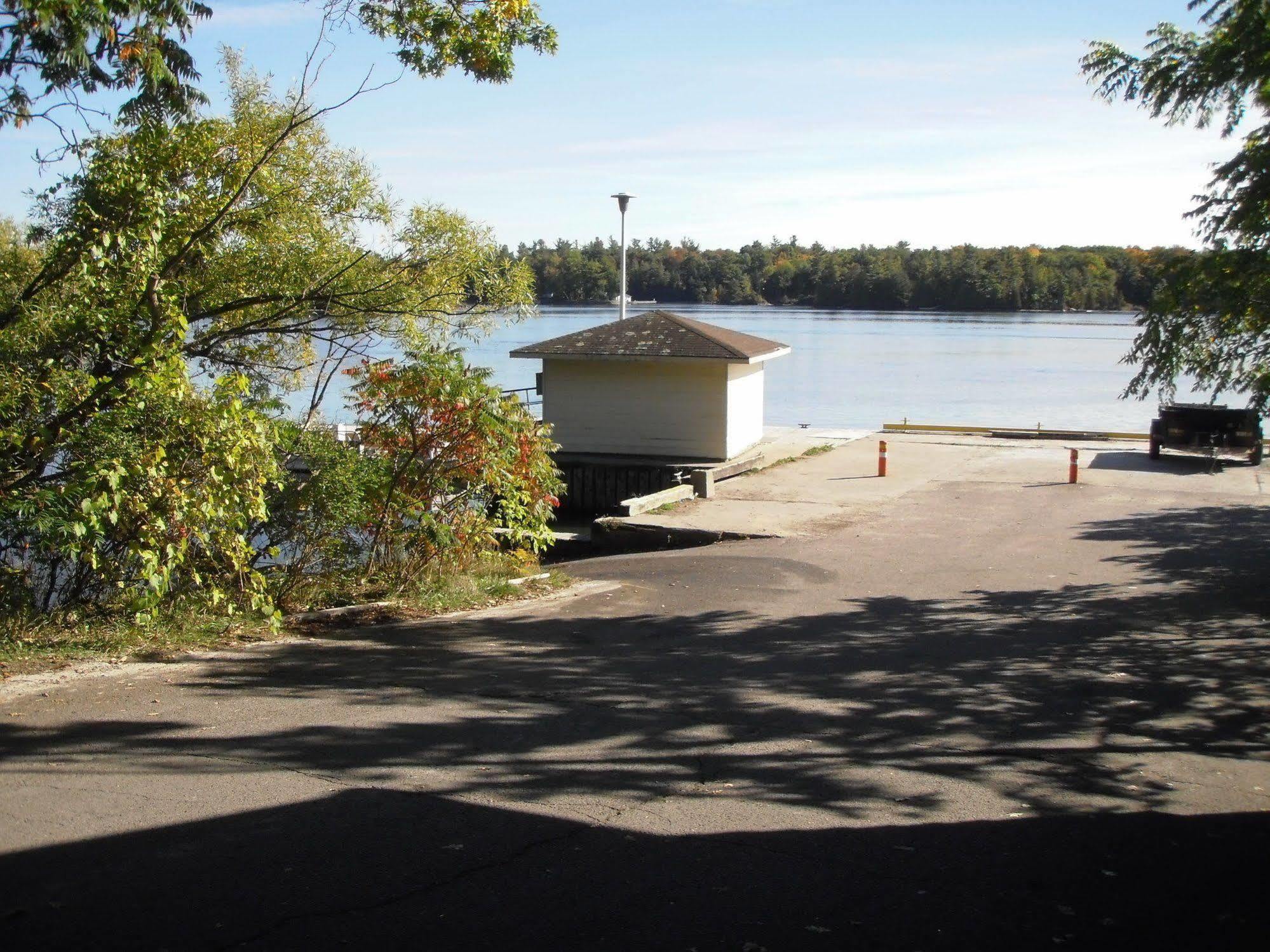 Capricorn Motel Royale 1000 Islands Lansdowne Buitenkant foto