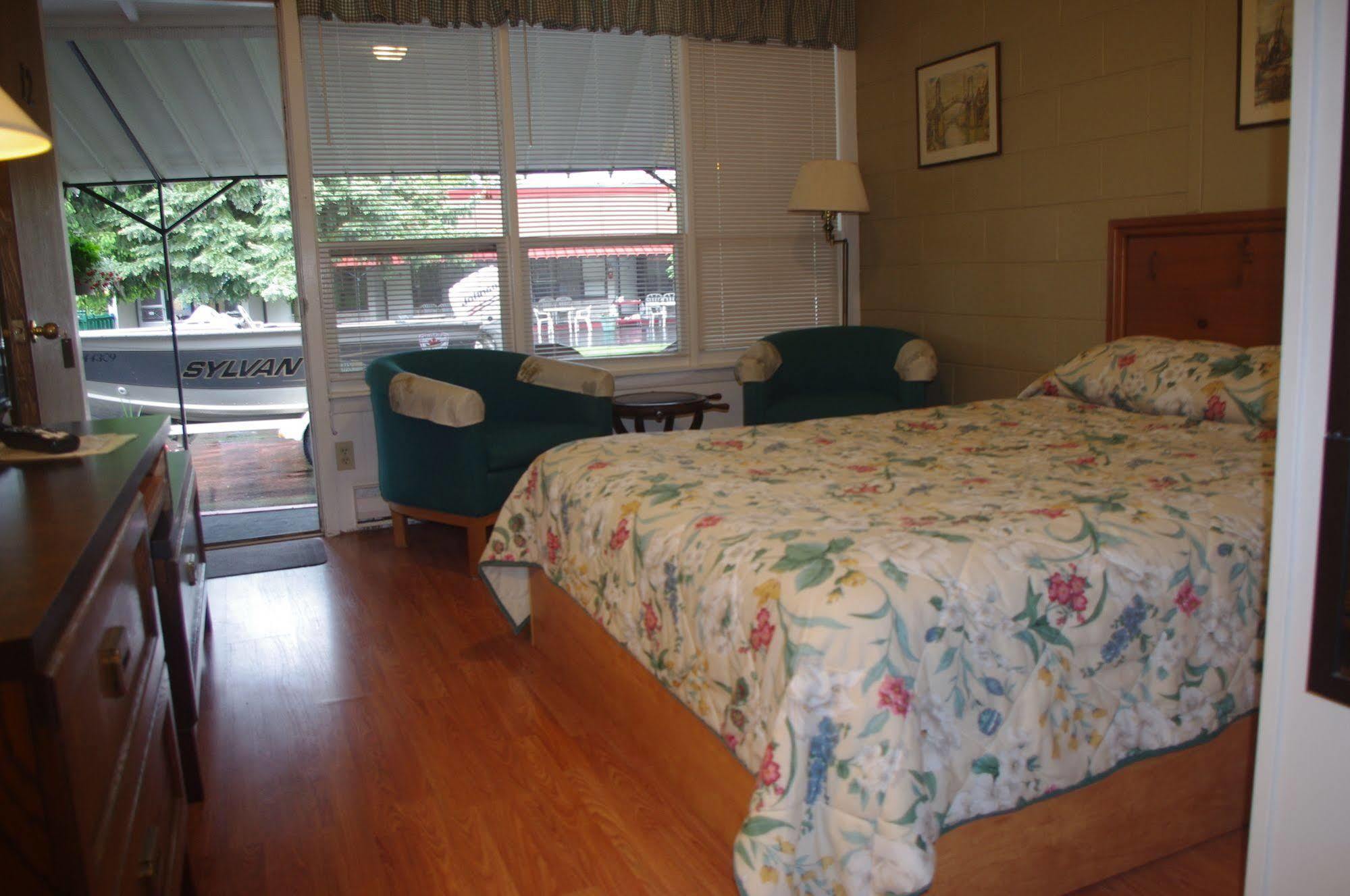 Capricorn Motel Royale 1000 Islands Lansdowne Buitenkant foto